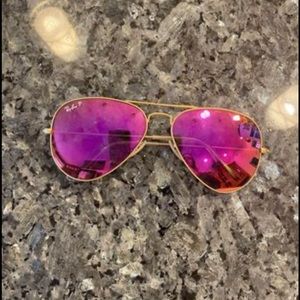 Ray-ban aviator sunglasses. Polarized cyclamen flash lenses with gold frame.